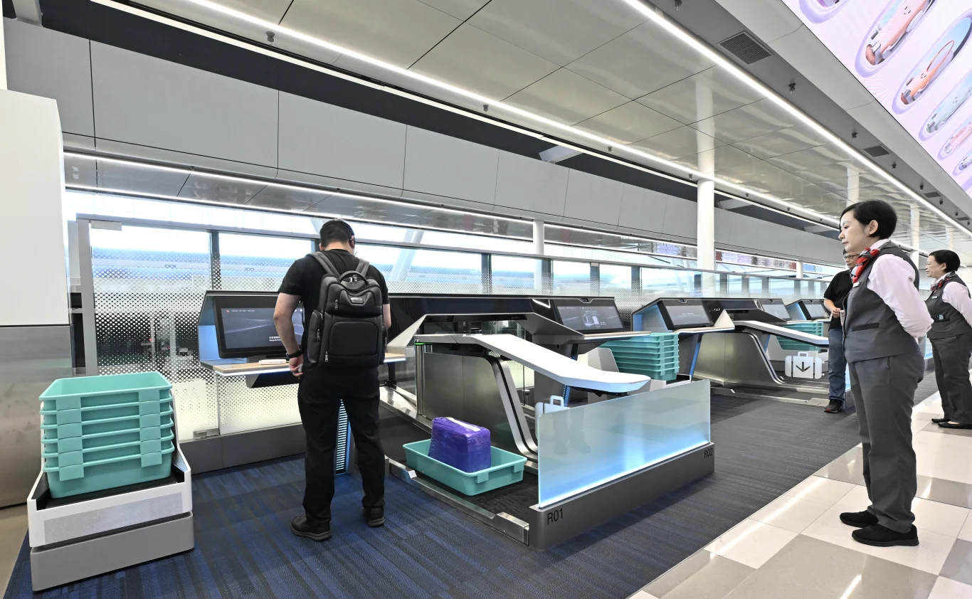 香港國際機場第二航廈出境設施啟用首日運作暢順 旅客出遊更便利:全程導入智慧辨識科技 打造高效流暢通關體驗 香港國際機場第二航廈出境設施啟用首日運作暢順 旅客出遊更便利:全程導入智慧辨識科技 打造高效流暢通關體驗