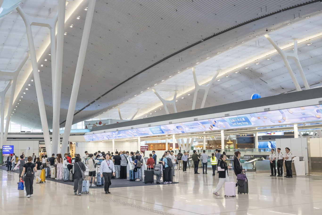 香港國際機場第二航廈出境設施啟用首日運作暢順 旅客出遊更便利 - 這裡胡說 JL TALKS
