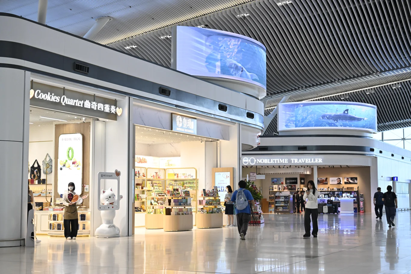 香港國際機場第二航廈出境設施啟用首日運作暢順 旅客出遊更便利:完善的大眾運輸接駁 備有千個車位之大型停車場 香港國際機場第二航廈出境設施啟用首日運作暢順 旅客出遊更便利:完善的大眾運輸接駁 備有千個車位之大型停車場