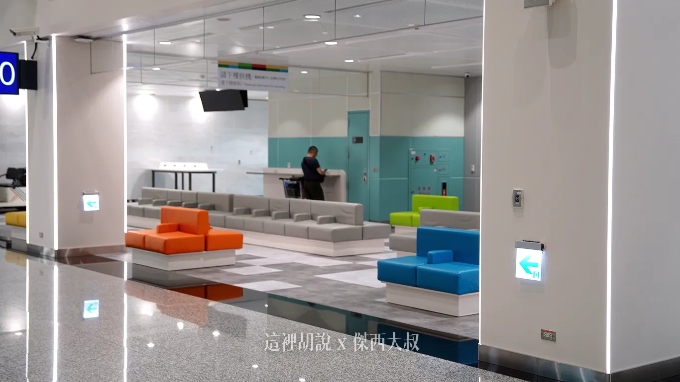 The four sofa colors represent the Taoyuan Airport Corporation's identity.
