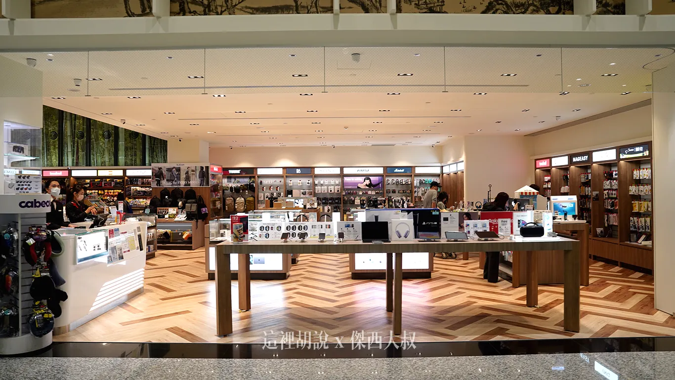 D3 / D7 Electronics: If you realize your charging cable is broken or you forgot your power bank, there are two electronics stores in Zone D to save the day.