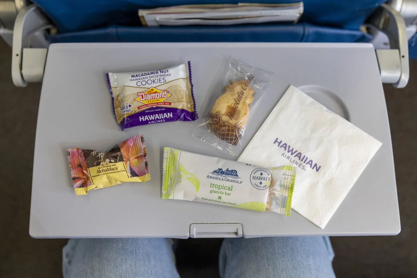 夏威夷航空攜手夏威夷知名主廚推出預訂餐飲，升級機上服務、全客艙提供新鮮佳餚與免費在地點心：攜手全新在地合作夥伴，維持核心夏威夷款待精神