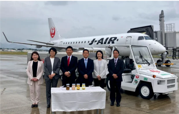 使用首日的合影留念左起為：東北大學教授北川尚美 (Naomi Kitagawa)、Phytochemical Products代表取締役CEO加藤牧子 (Makiko Kato)、日本航空東北支社長椎橋壽太郎 (Jutaro Shiihashi)、昭和產業常務執行役員小山征信 (Masanobu Koyama)、Boso油脂執行役員高橋美奈子 (Minako Takahashi)、東北大學理事遠山毅 (Tsuyoshi Toyama)。