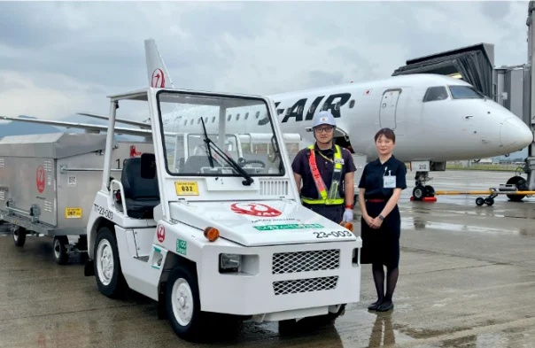 山形機場的作業車輛與地勤人員