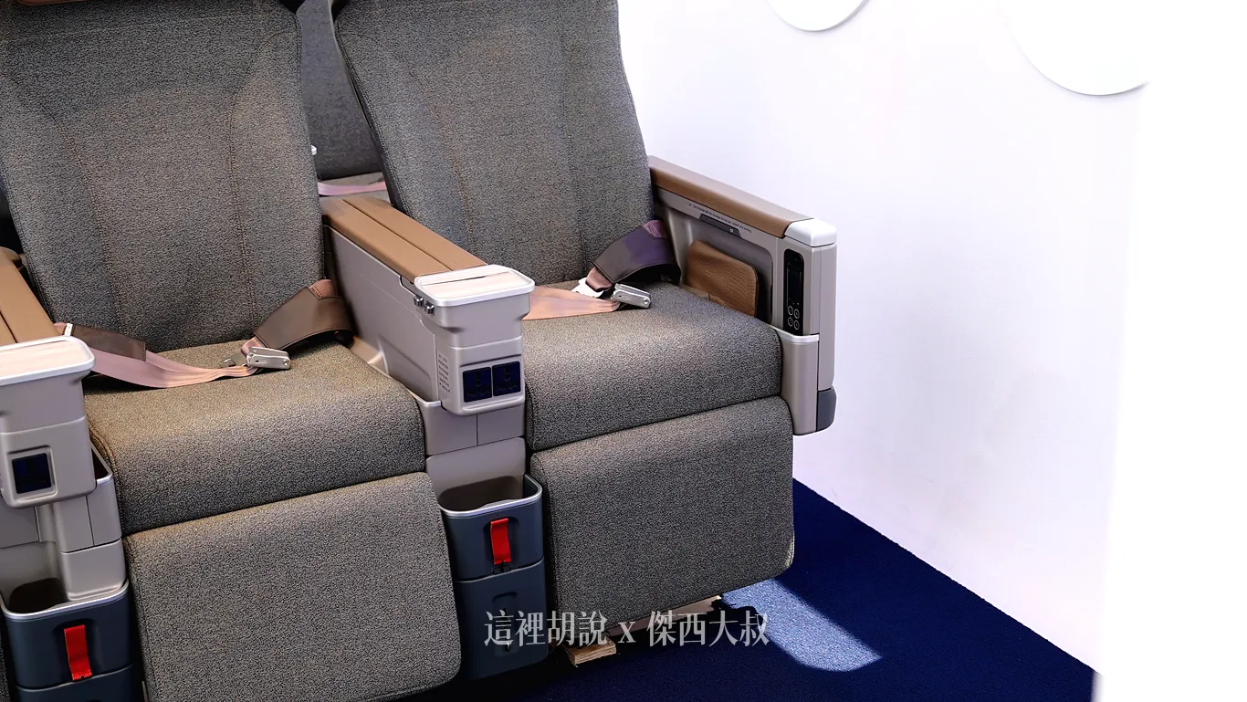 The leg rest provides essential support for the lower legs during long-haul flights. The leg rest provides essential support for the lower legs during long-haul flights.