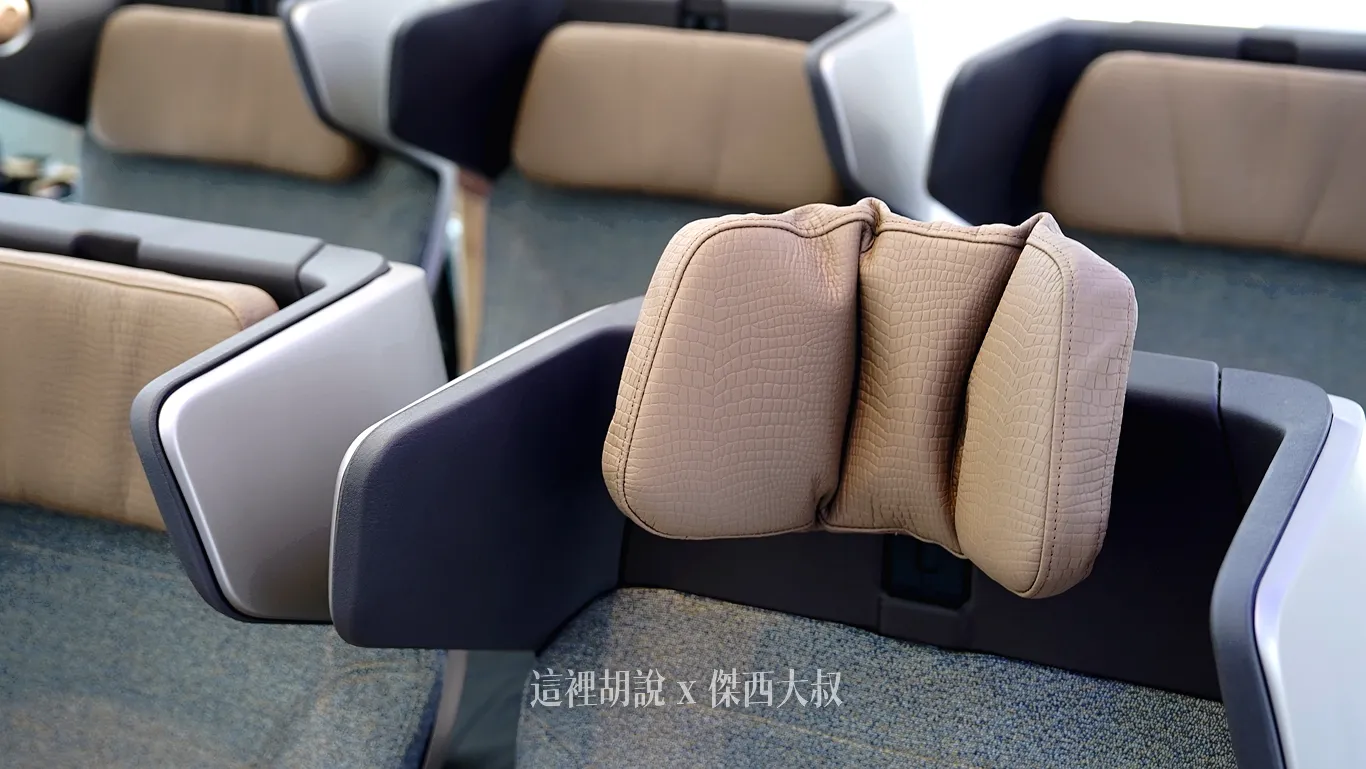 The headrest offers six-way adjustability for personalized comfort. The headrest offers six-way adjustability for personalized comfort.