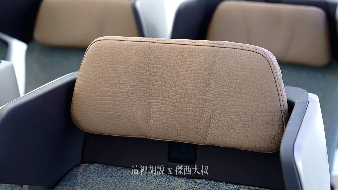 Headrest in the raised position. Headrest in the raised position.
