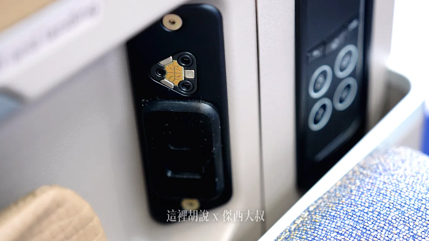 The headphone jack features a powered three-pin connection to support active noise-canceling headphones. The headphone jack features a powered three-pin connection to support active noise-canceling headphones.