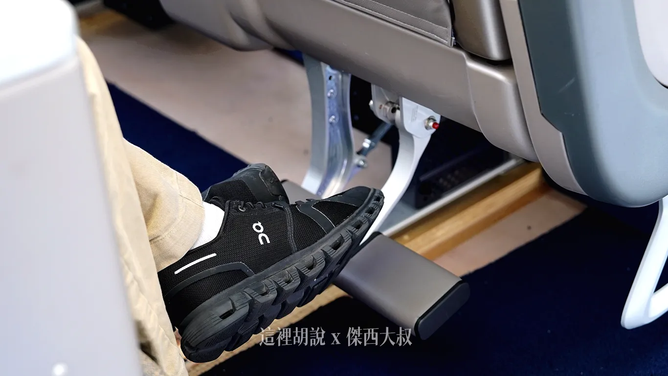 Footrests are integrated into the seat ahead, while the first row features a dedicated leg rest. Footrests are integrated into the seat ahead, while the first row features a dedicated leg rest.