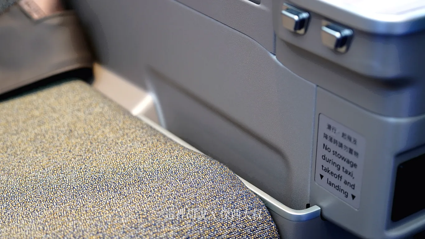 The smaller compartment is sized perfectly for a 10-inch iPad. The smaller compartment is sized perfectly for a 10-inch iPad.