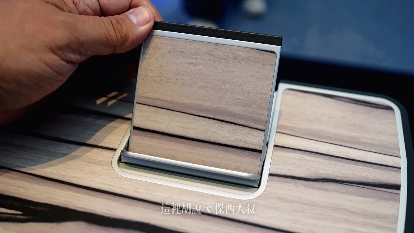 The open-slot stand design accommodates tablets even with protective cases. The open-slot stand design accommodates tablets even with protective cases.