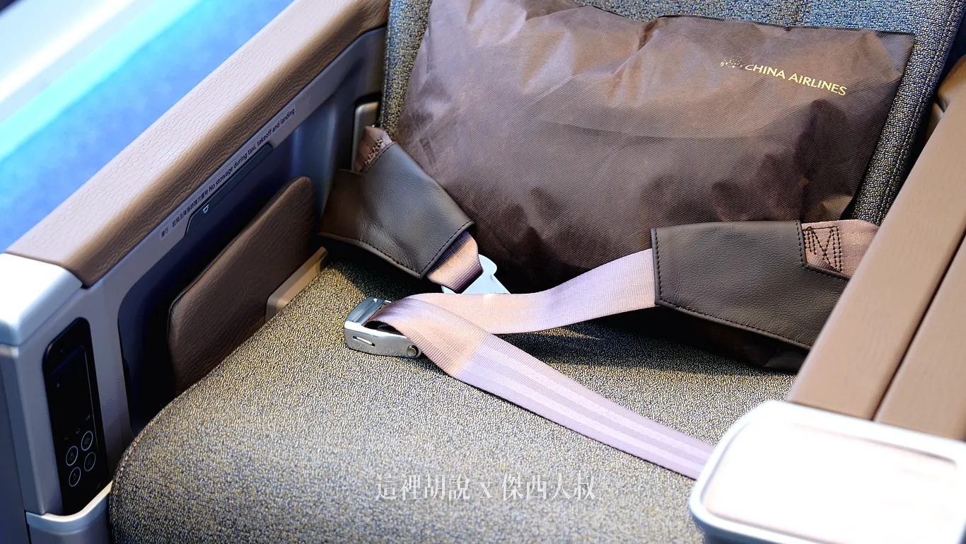 The seatbelt features padded covers for extra comfort and meets the latest pelvic restraint safety standards. The seatbelt features padded covers for extra comfort and meets the latest pelvic restraint safety standards.