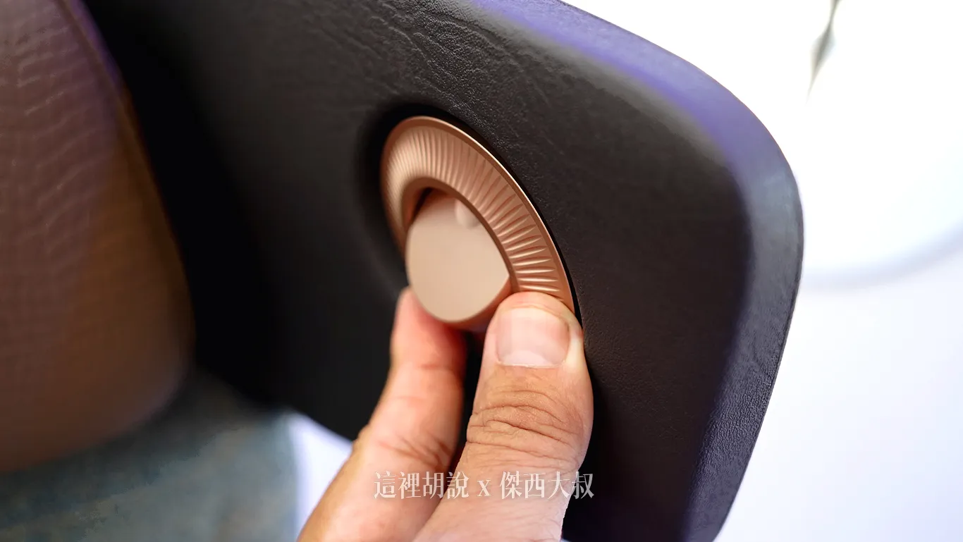 The reading light features a fully rotatable design for precise adjustment. The reading light features a fully rotatable design for precise adjustment.