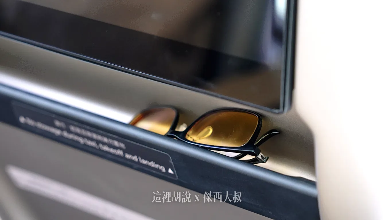The slot under the screen is perfect for headphones or glasses. The slot under the screen is perfect for headphones or glasses.