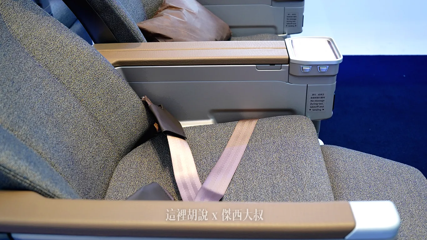 Side-angle view of the storage compartment. Side-angle view of the storage compartment.