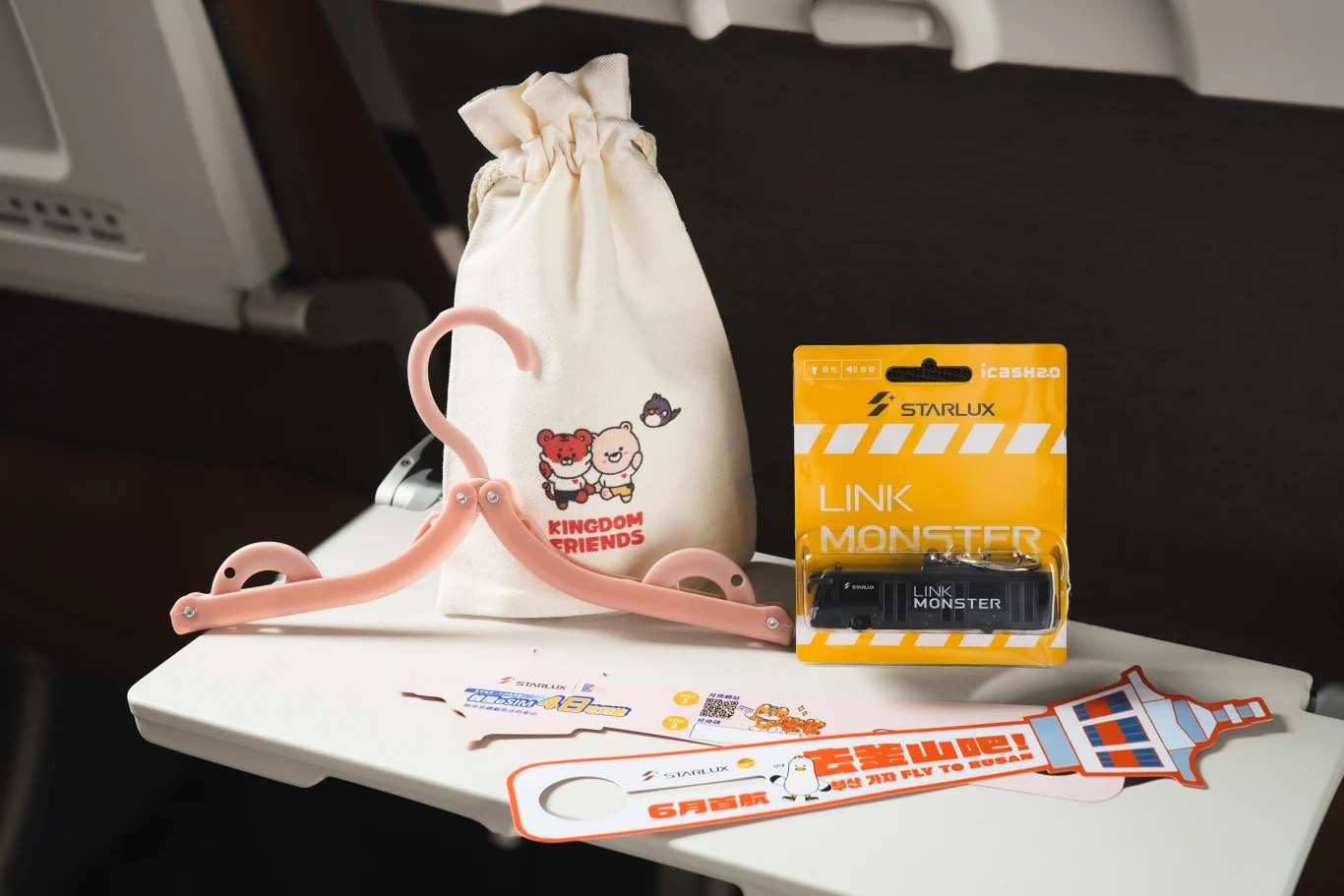 星宇航空攜手多家品牌為首航旅客打造限定驚喜禮包,包含韓國觀光公社提供的Kingdom Friends折疊式衣架;全球上網專家DJB韓國四天吃到飽eSIM;星宇特製LINK MONSTER iCASH.jpg 星宇航空攜手多家品牌為首航旅客打造限定驚喜禮包,包含韓國觀光公社提供的Kingdom Friends折疊式衣架;全球上網專家DJB韓國四天吃到飽eSIM;星宇特製LINK MONSTER iCASH.jpg