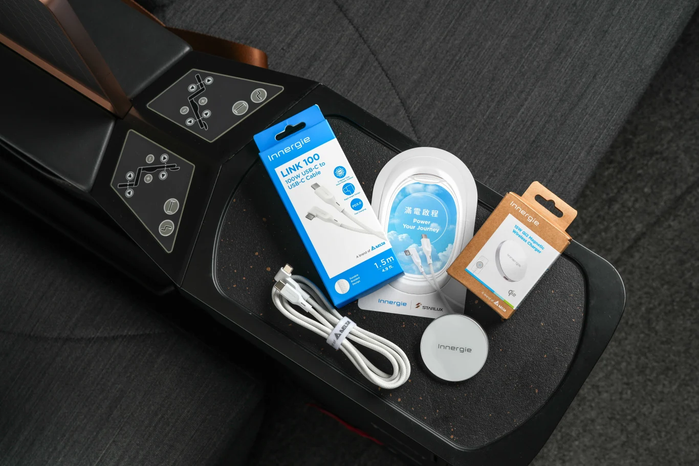 星宇航空更與台達電子旗下消費性品牌Innergie,獻上首航限定的「100瓦USB-C (LINK 100)充電線」;針對商務艙貴賓更加碼準備Innergie Qi2 15瓦無線充電盤.jpg 星宇航空更與台達電子旗下消費性品牌Innergie,獻上首航限定的「100瓦USB-C (LINK 100)充電線」;針對商務艙貴賓更加碼準備Innergie Qi2 15瓦無線充電盤.jpg