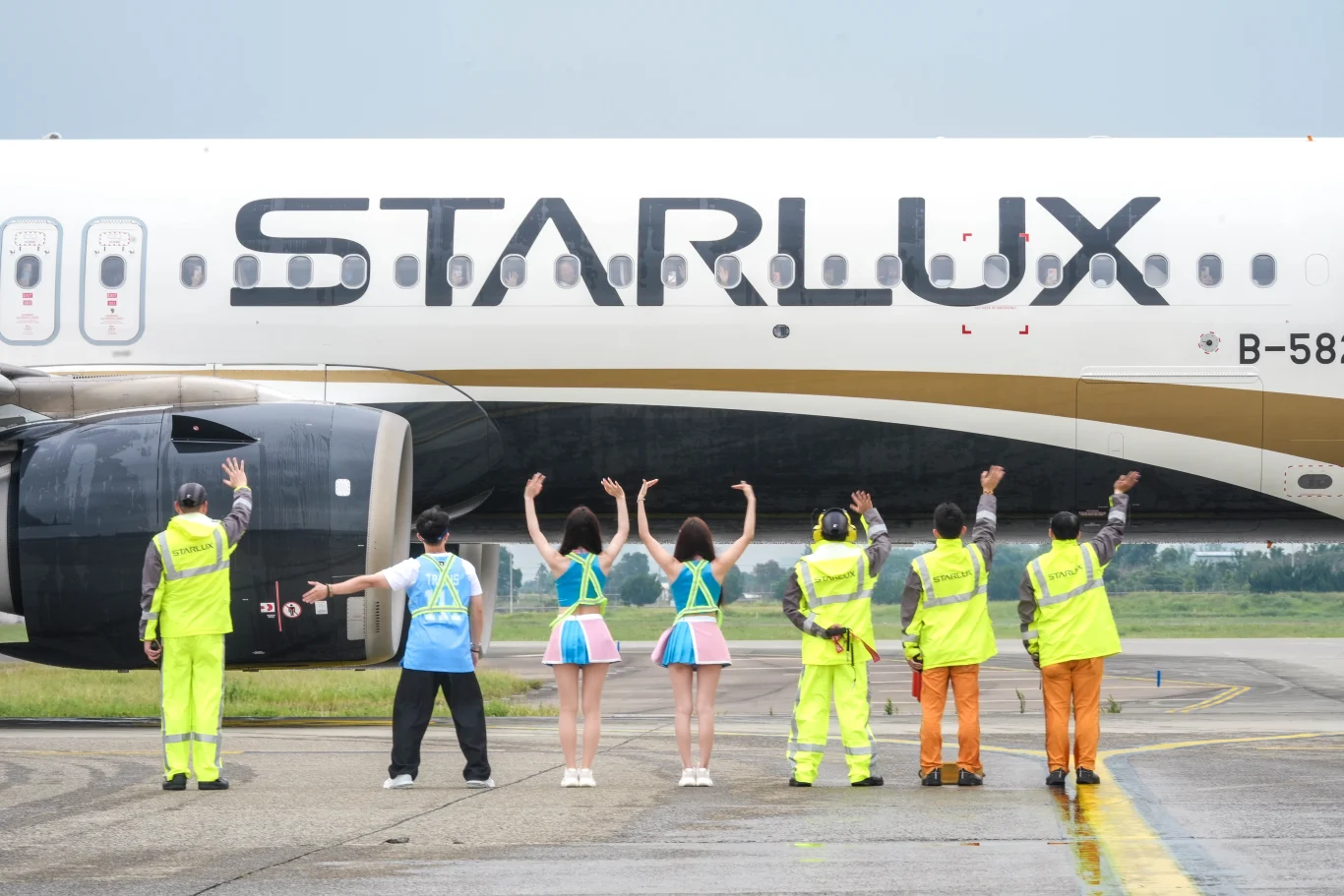 星宇航空釜山航線大使與首航旅客揮手再見。 星宇航空釜山航線大使與首航旅客揮手再見。