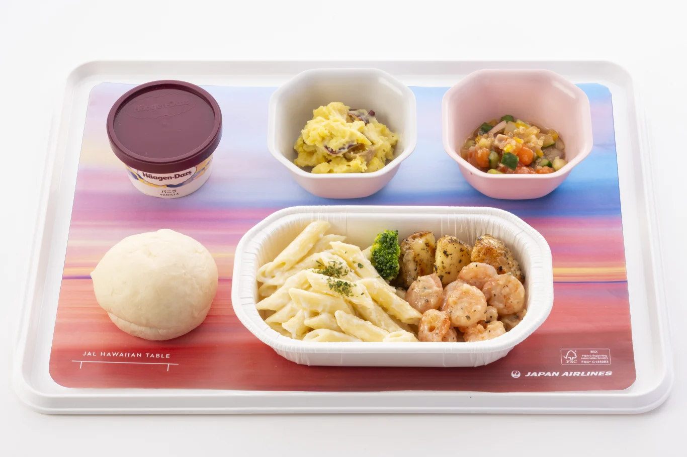 日本航空「JAL」夏季機上餐點全新亮相：6 月 1 日起國際線與國內線陸續供應：東京出發至檀香山航線：道地夏威夷風味 JAL Hawaiian Table