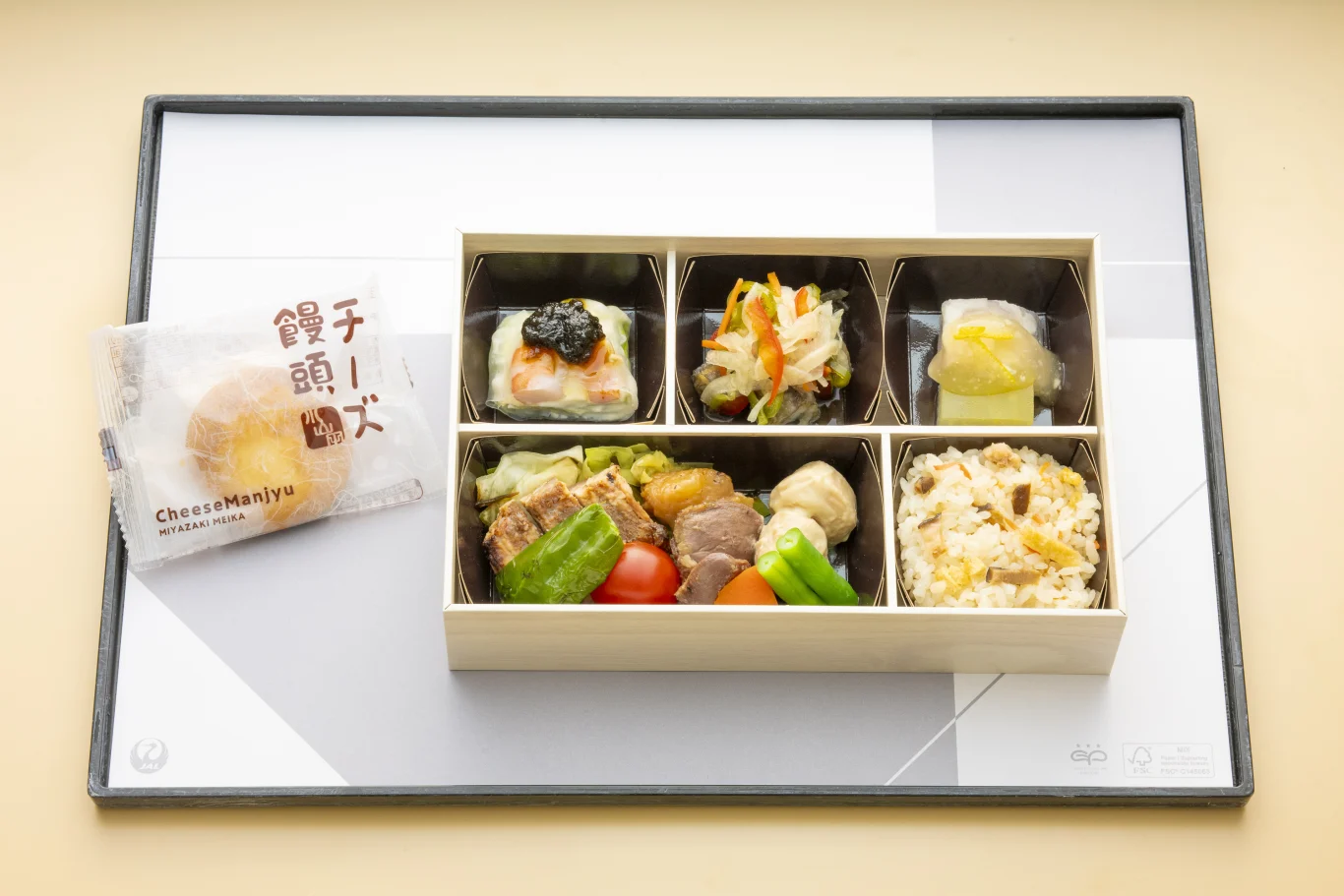 日本航空「JAL」夏季機上餐點全新亮相：6 月 1 日起國際線與國內線陸續供應：國內線頭等艙：島根與宮崎在地風味精緻餐盒