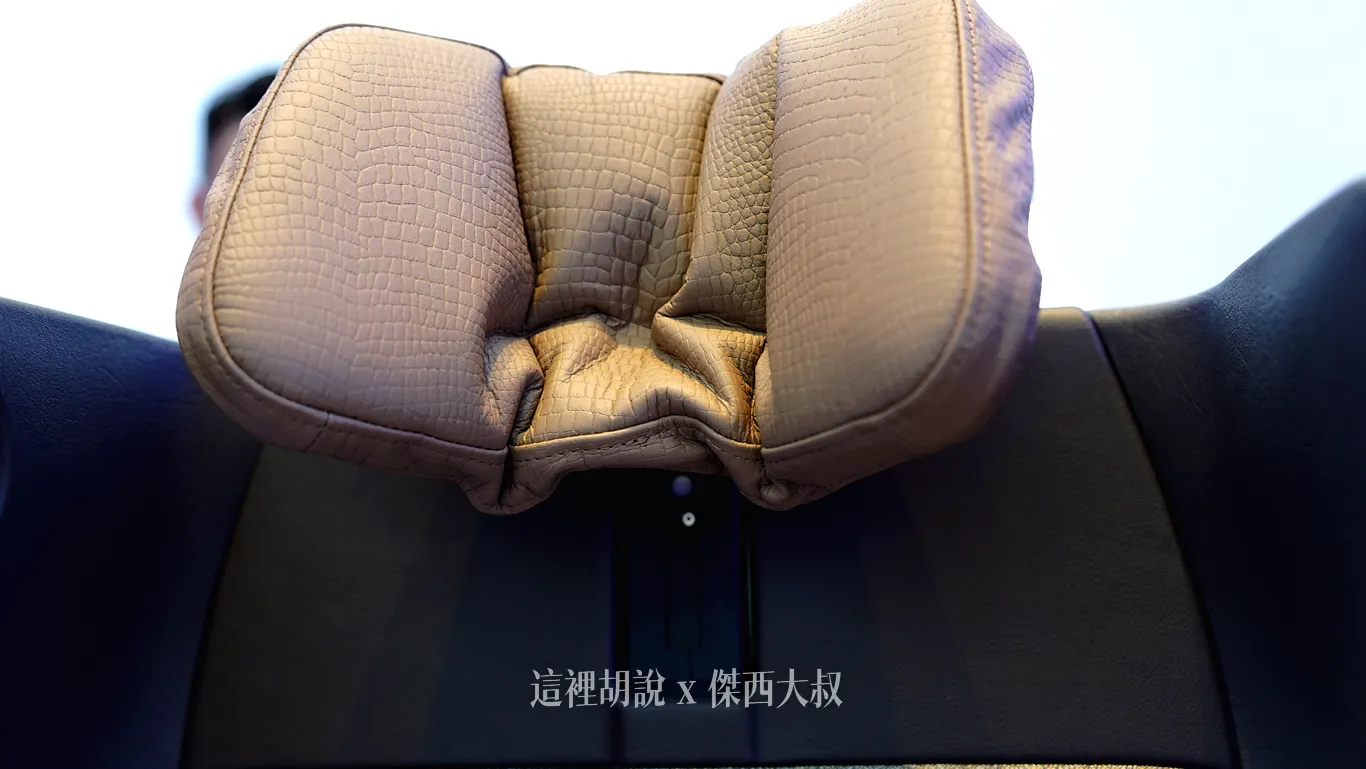 Full configuration: neck support extended, side wings folded, and headrest raised. Full configuration: neck support extended, side wings folded, and headrest raised.