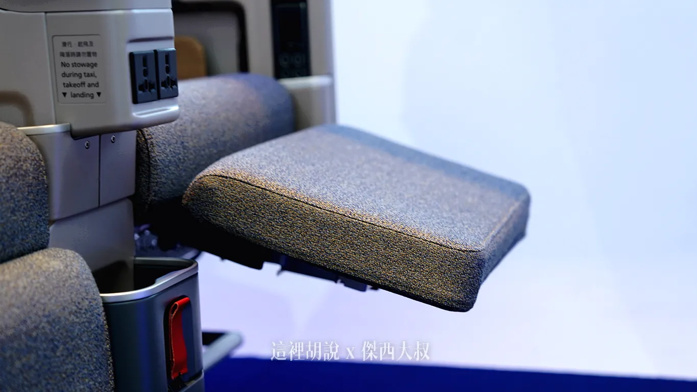 The leg rest provides full support for the thighs. The leg rest provides full support for the thighs.