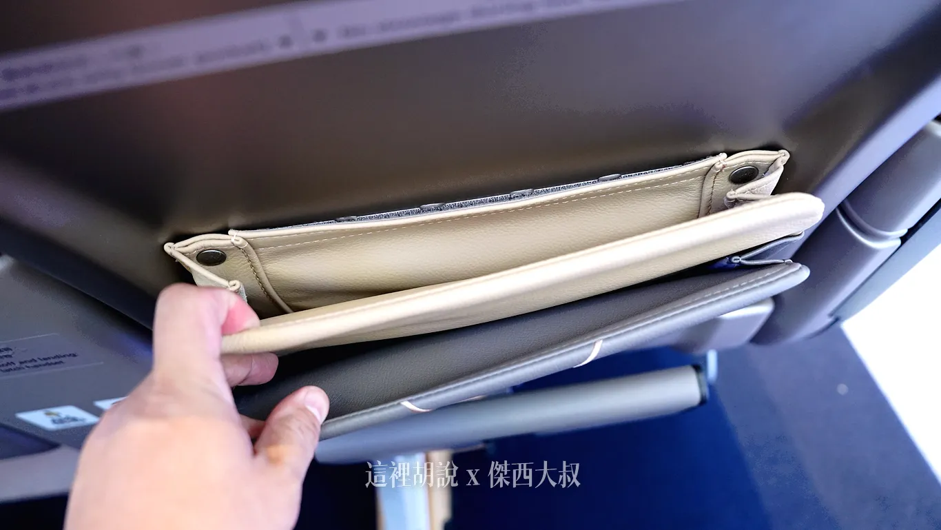 Separate pockets for organizing personal items. Separate pockets for organizing personal items.