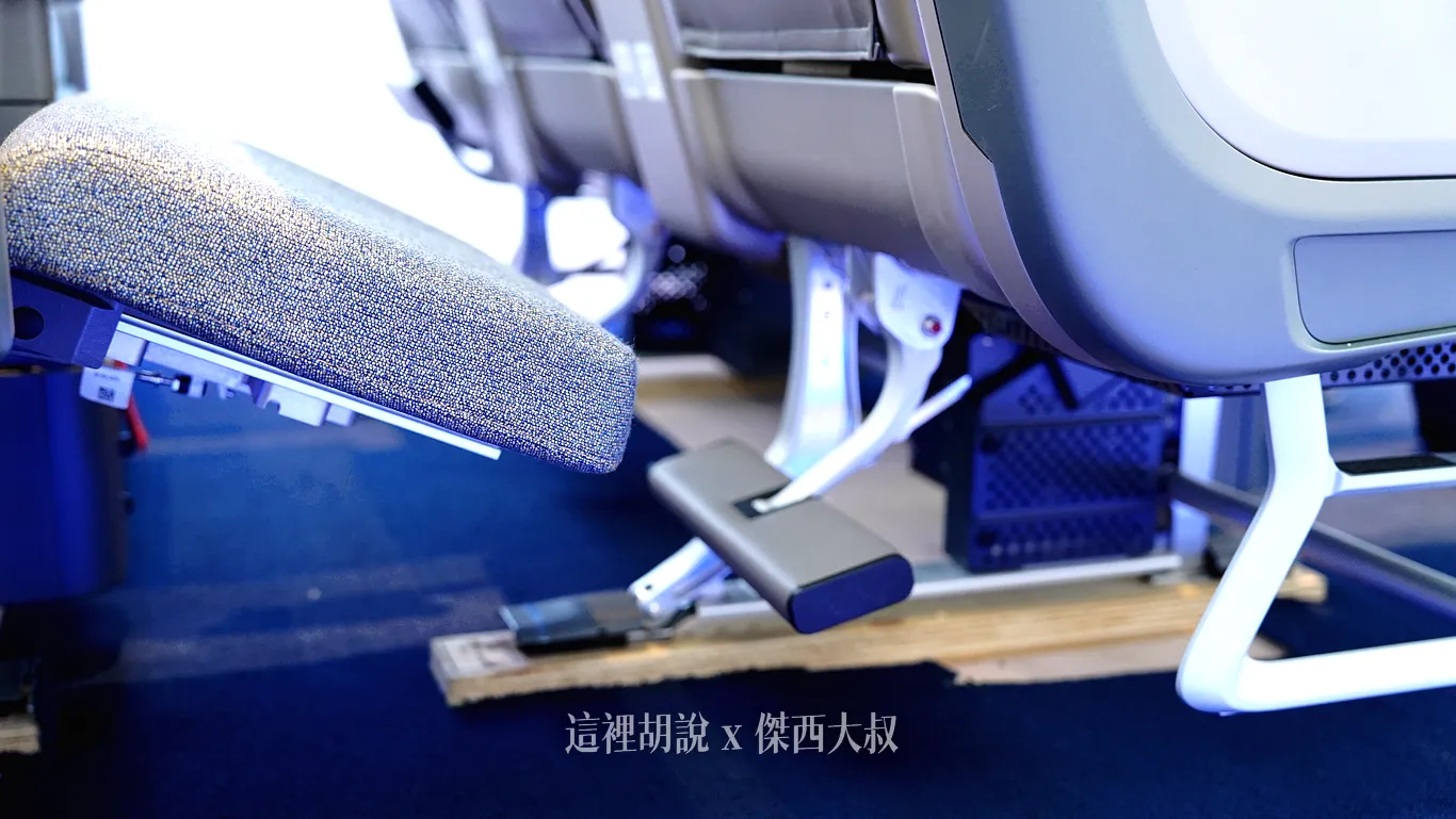 Fully extended footrest and leg support. Fully extended footrest and leg support.