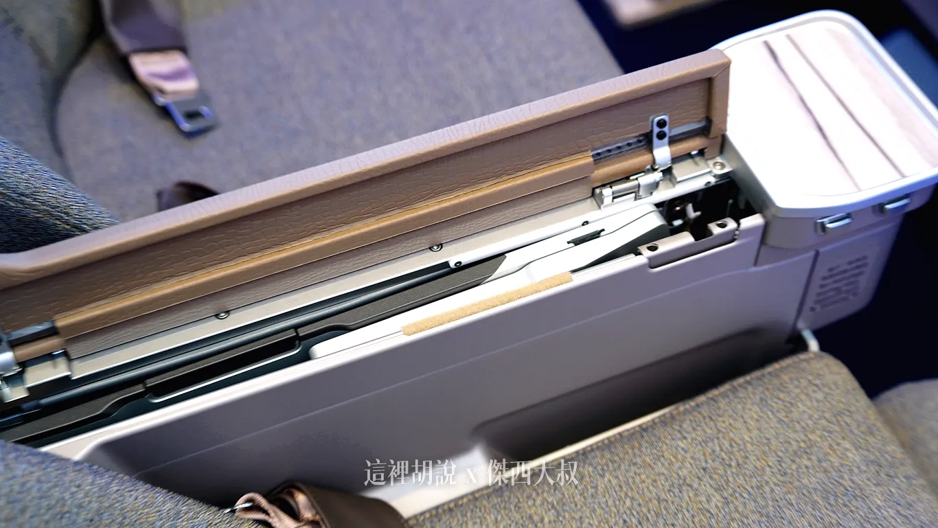 The tray table is stored within the armrest. The tray table is stored within the armrest.
