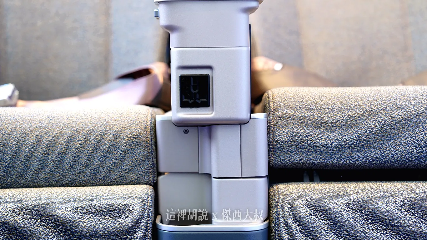 As the seat reclines, the cushion automatically lifts to provide extra leg support. As the seat reclines, the cushion automatically lifts to provide extra leg support.
