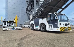 成田機場正式啟用「全電動地勤作業」　以全電動車支援航機 - 這裡胡說 JL TALKS