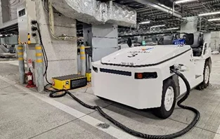 成田機場正式啟用「全電動地勤作業」　以全電動車支援航機 - 這裡胡說 JL TALKS