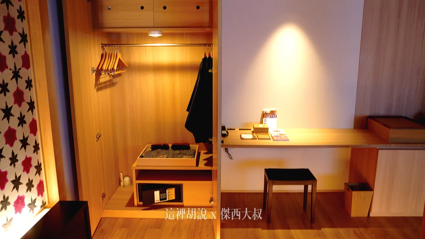 在書桌旁邊的衣櫃裡面有浴衣