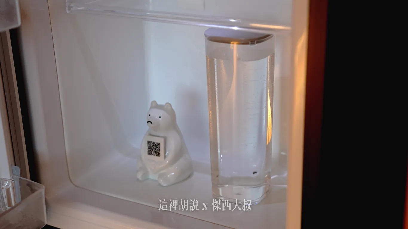 冰箱內已經裝好一壺飲用水