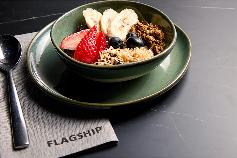 Flagship 貴賓室單點掃碼點餐的巴西莓碗