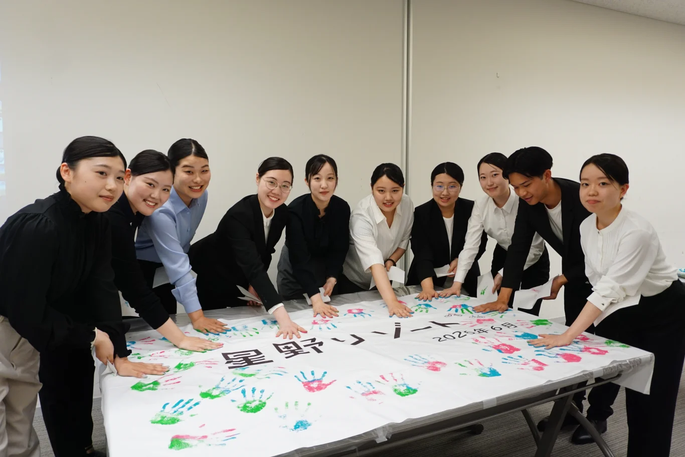新進員工於「誓約之會」按壓手印 新進員工於「誓約之會」按壓手印