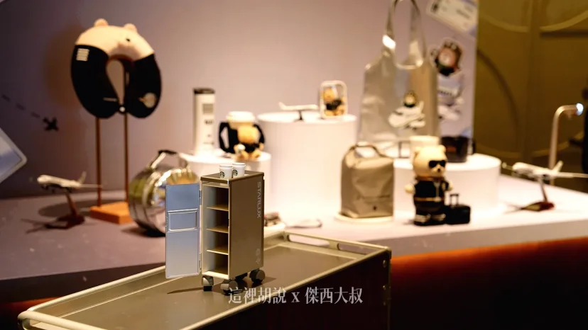 十一款聯名商品開箱 星宇攜手星巴克推跨界聯名!「機師熊」與迷你餐車引領飛行美學 6/17起限量開賣 - 這裡胡說 JL TALKS 十一款聯名商品開箱 星宇攜手星巴克推跨界聯名!「機師熊」與迷你餐車引領飛行美學 6/17起限量開賣 - 這裡胡說 JL TALKS