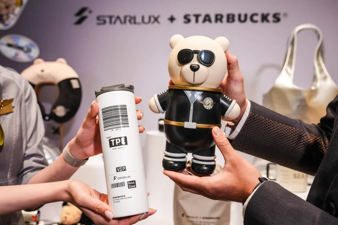 十一款聯名商品開箱 星宇攜手星巴克推跨界聯名！「機師熊」與迷你餐車引領飛行美學 6/17起限量開賣 - 這裡胡說 JL TALKS