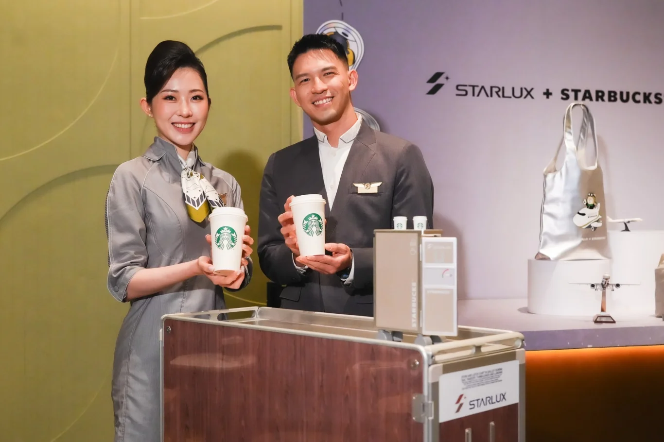 十一款聯名商品開箱 星宇攜手星巴克推跨界聯名！「機師熊」與迷你餐車引領飛行美學 6/17起限量開賣 - 這裡胡說 JL TALKS