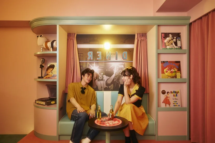 【1955東京灣】化身1950年代巨星！全新概念客房「50s Stardom Room」，〜由化妝間與舞台區構成的新客房 - 這裡胡說 JL TALKS
