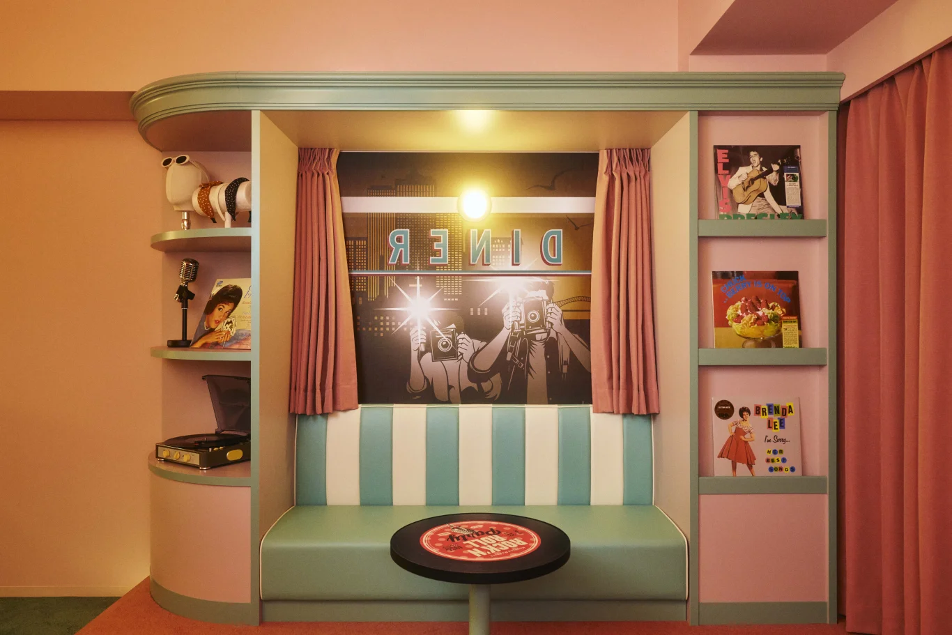 【1955東京灣】化身1950年代巨星!全新概念客房「50s Stardom Room」,〜由化妝間與舞台區構成的新客房:閃耀登場的舞台主題空間 【1955東京灣】化身1950年代巨星!全新概念客房「50s Stardom Room」,〜由化妝間與舞台區構成的新客房:閃耀登場的舞台主題空間