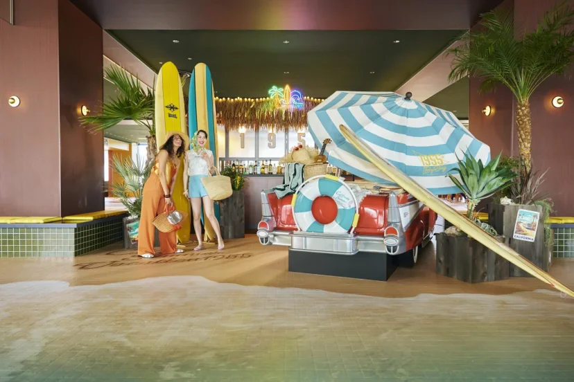 【1955 東京灣】享受涼爽館內海灘假期！加州衝浪文化主題「California Summer Vacation 1955」 - 這裡胡說 JL TALKS