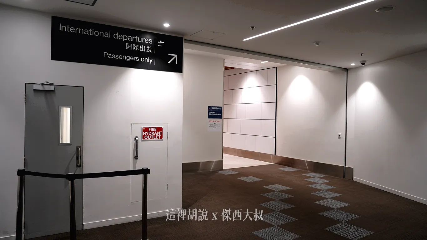 出了電梯的一樓連通走廊就是前往安檢區的專屬聯通走廊 出了電梯的一樓連通走廊就是前往安檢區的專屬聯通走廊