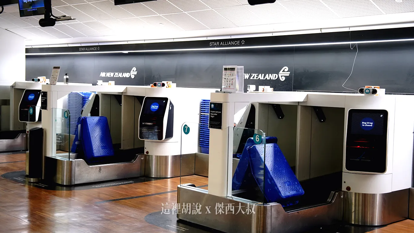 完成自助報到之後,托運部分也是全自動 完成自助報到之後,托運部分也是全自動