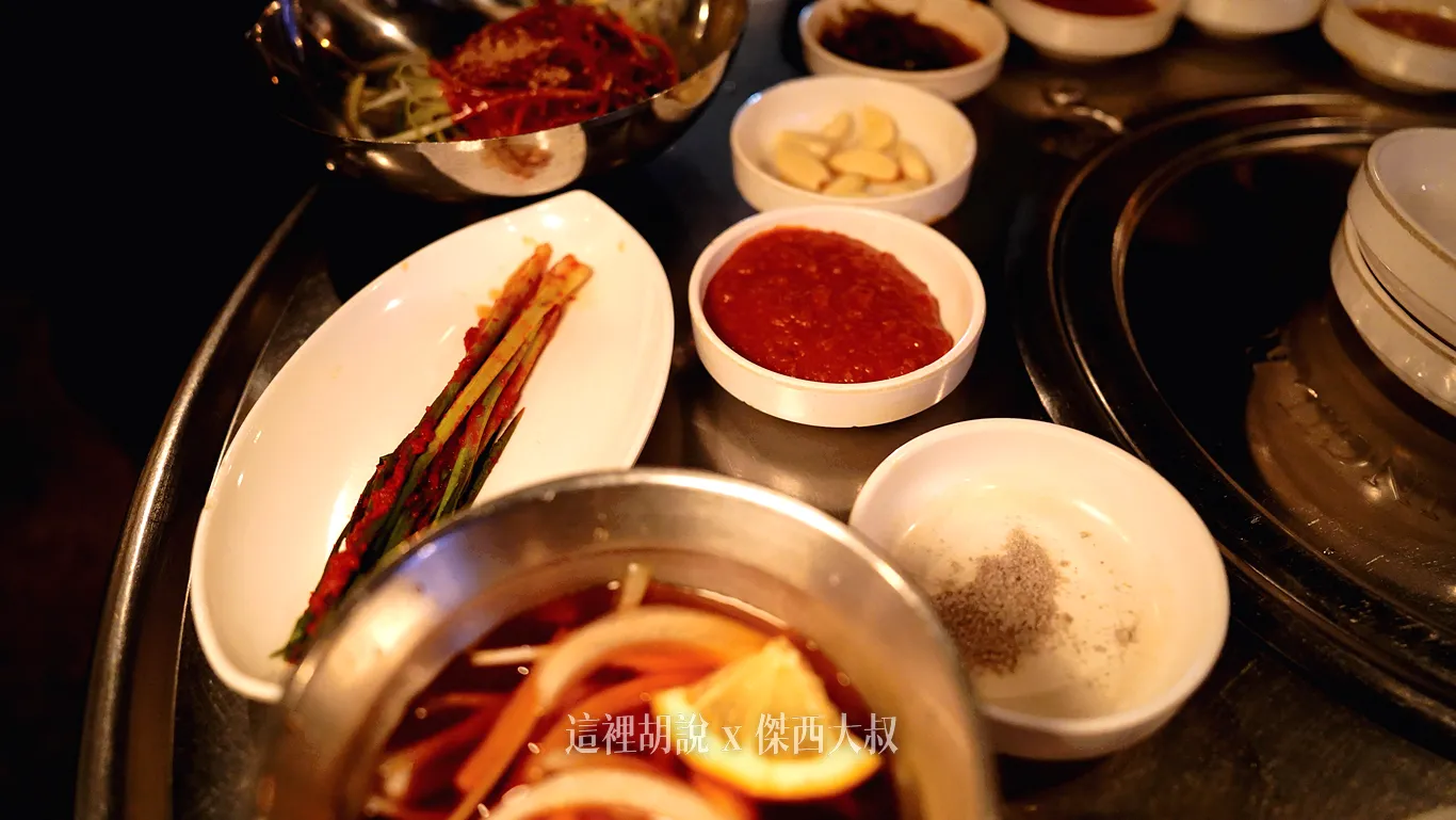 各種醬料以及等等可以包肉的泡菜