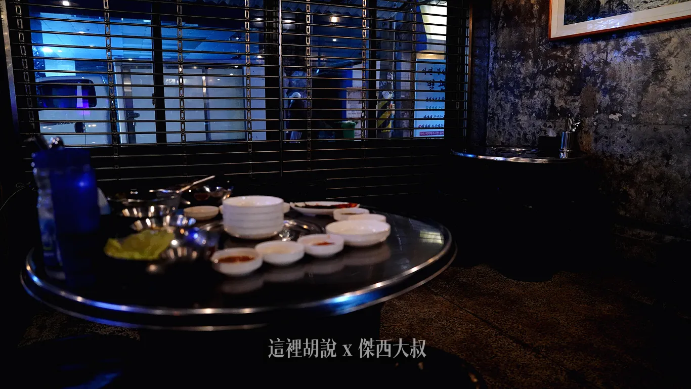 店內的空間，一桌大概五六個人沒問題，桌子就是韓式烤肉的烤肉型式