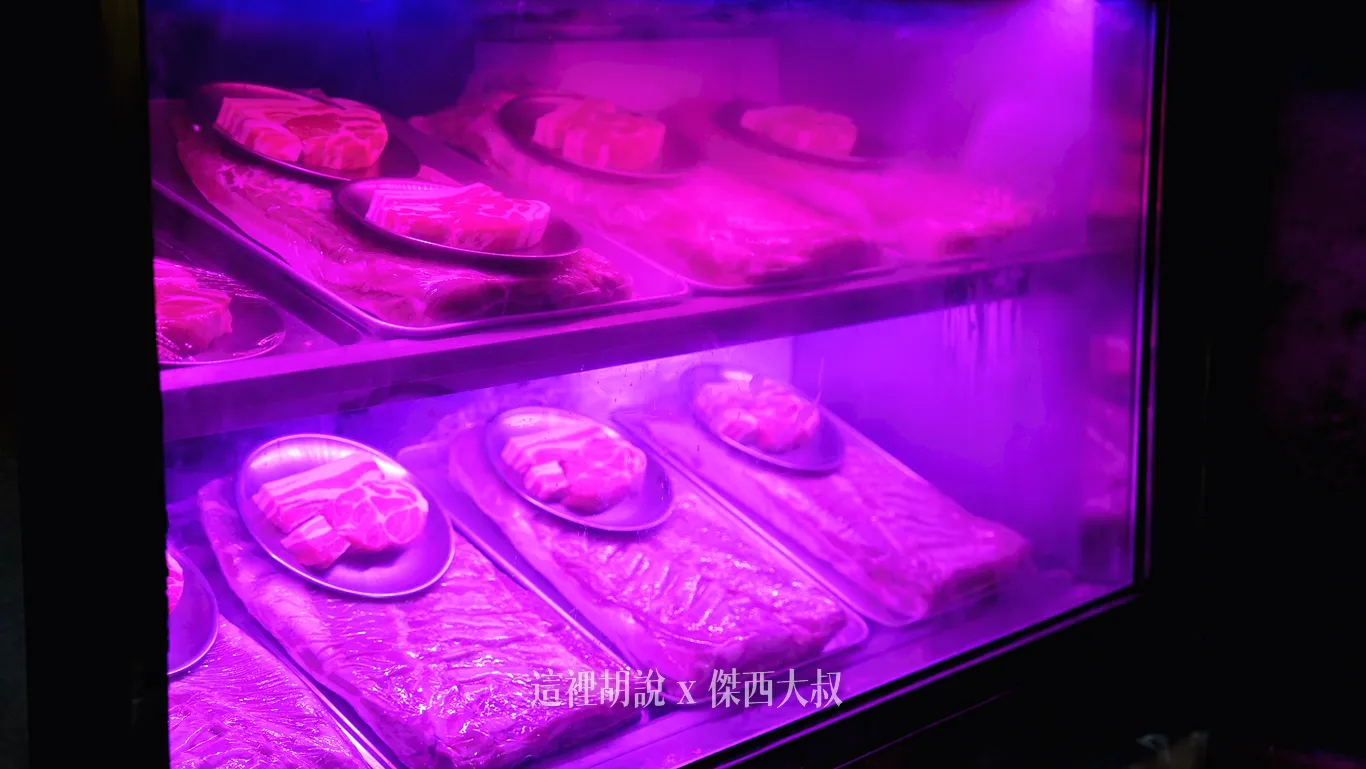 冰箱裡面展示的是他們的肉品，看這肉的進貨量可以感受肉品本身的新鮮程度