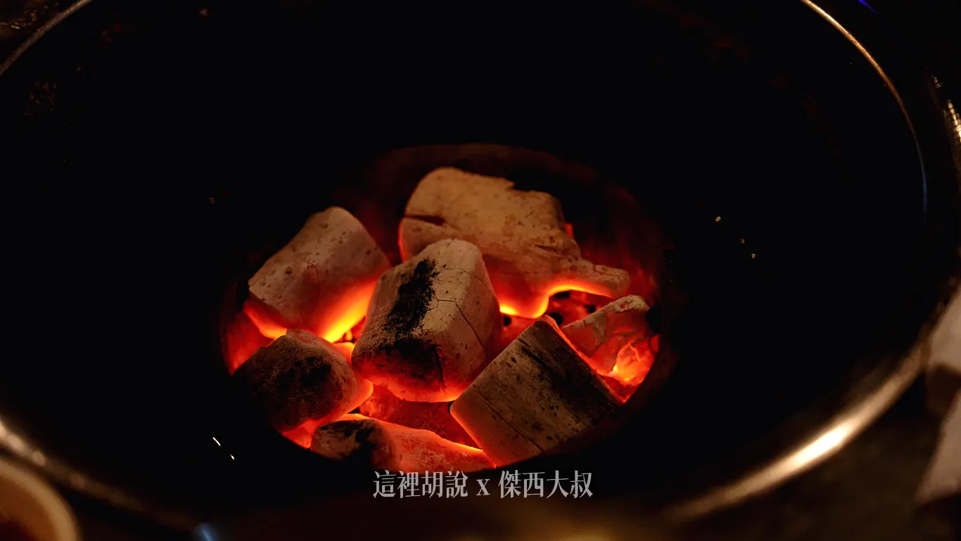 在我們桌上的爐子火力有調整過，因為不需要太熱，只要可以起到保溫作用