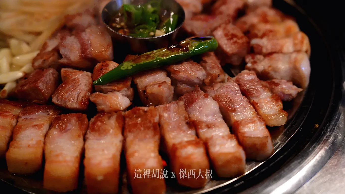 肉類已經烤到焦黃，非常適合三五好友來小酌兩杯跟聊天