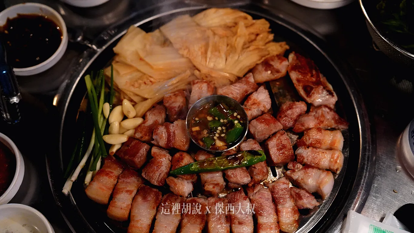 完整組合就是長這樣有兩種肉類以及剛剛桌上的小菜
